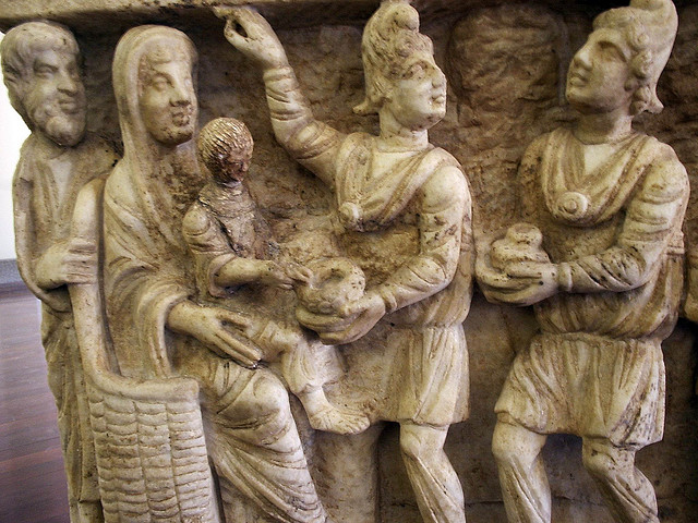 Adoración de los Magos, detalle del Sarcófago Dogmático c. 330-340 dc. Notar los gorros frigios de los magos.